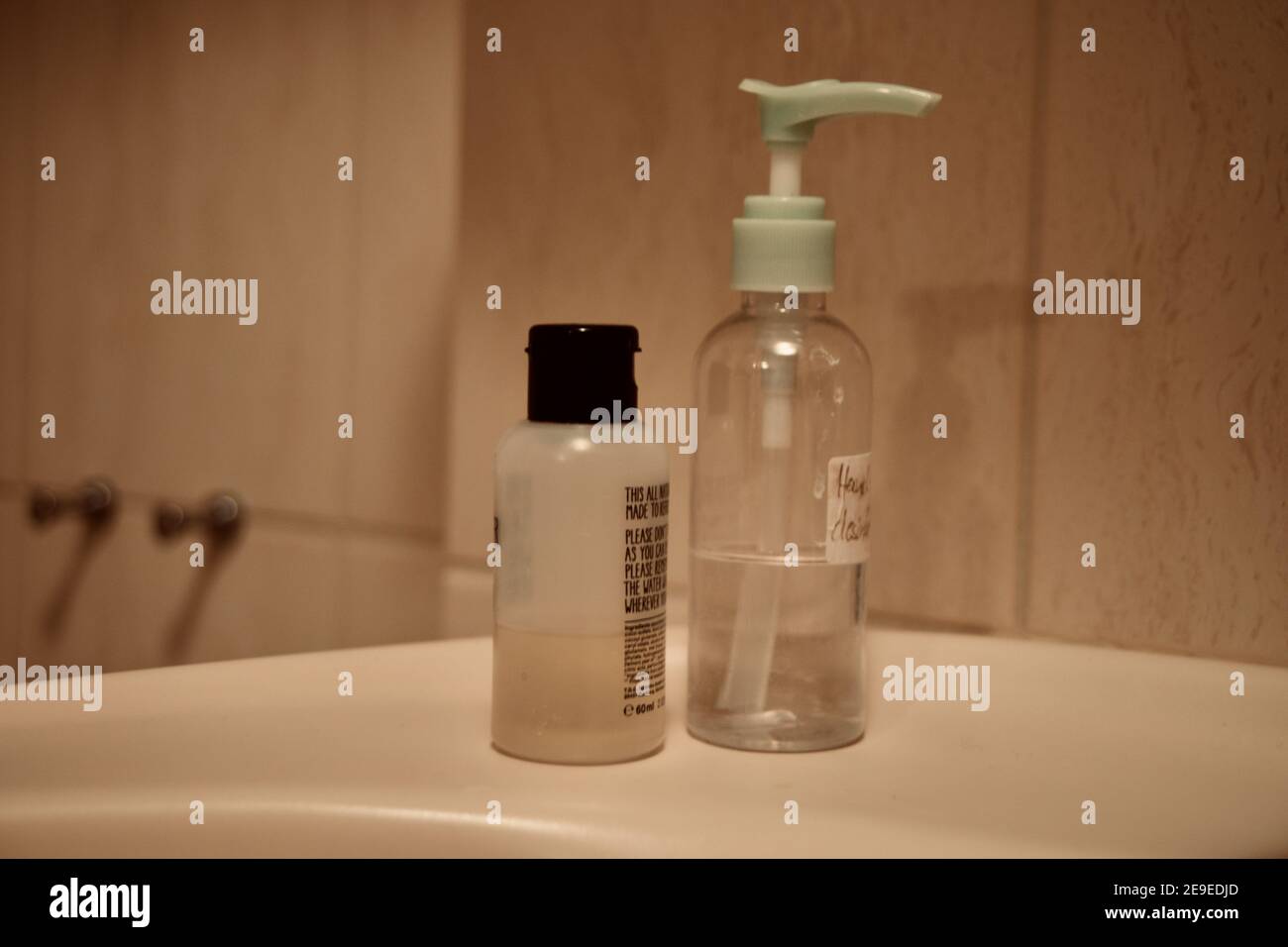 sapone e germicida in bagno Foto Stock