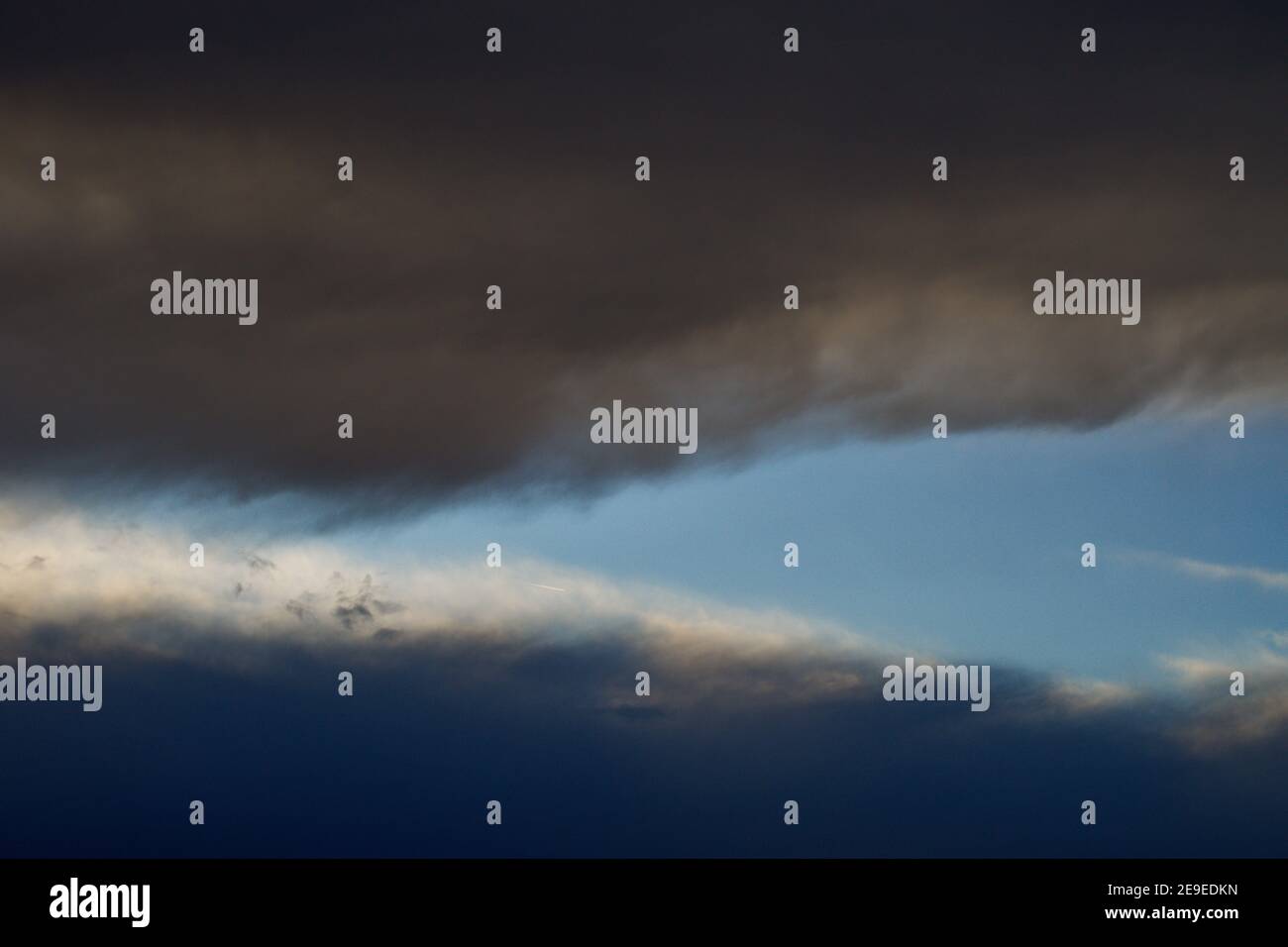 cielo blu tra nuvole grigie Foto Stock