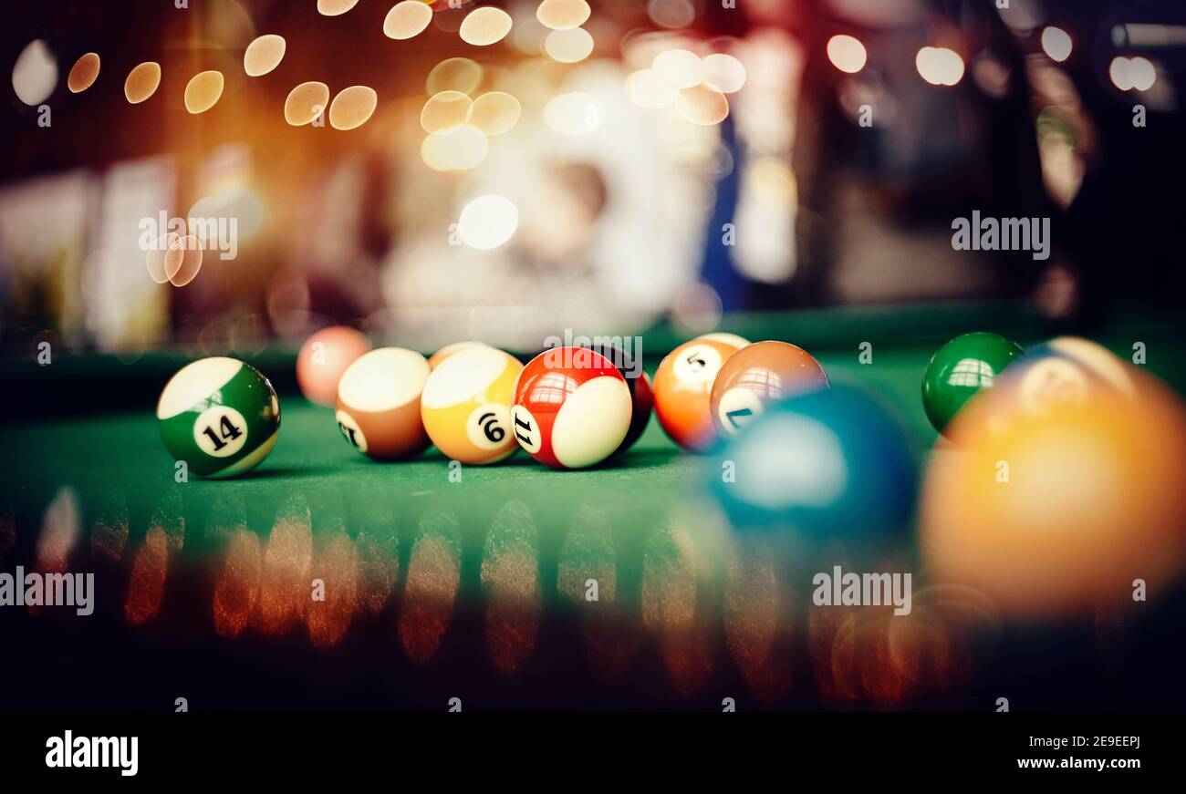 Palline da biliardo colorate su un tavolo da biliardo verde. Gioco di Biliardo. Foto Stock