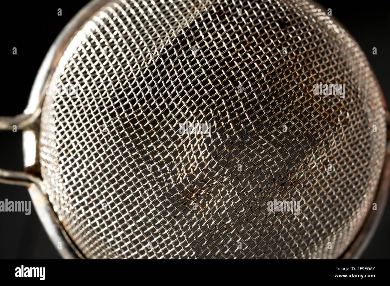 rete piegata di setaccio di tè in filo d'argento Foto Stock