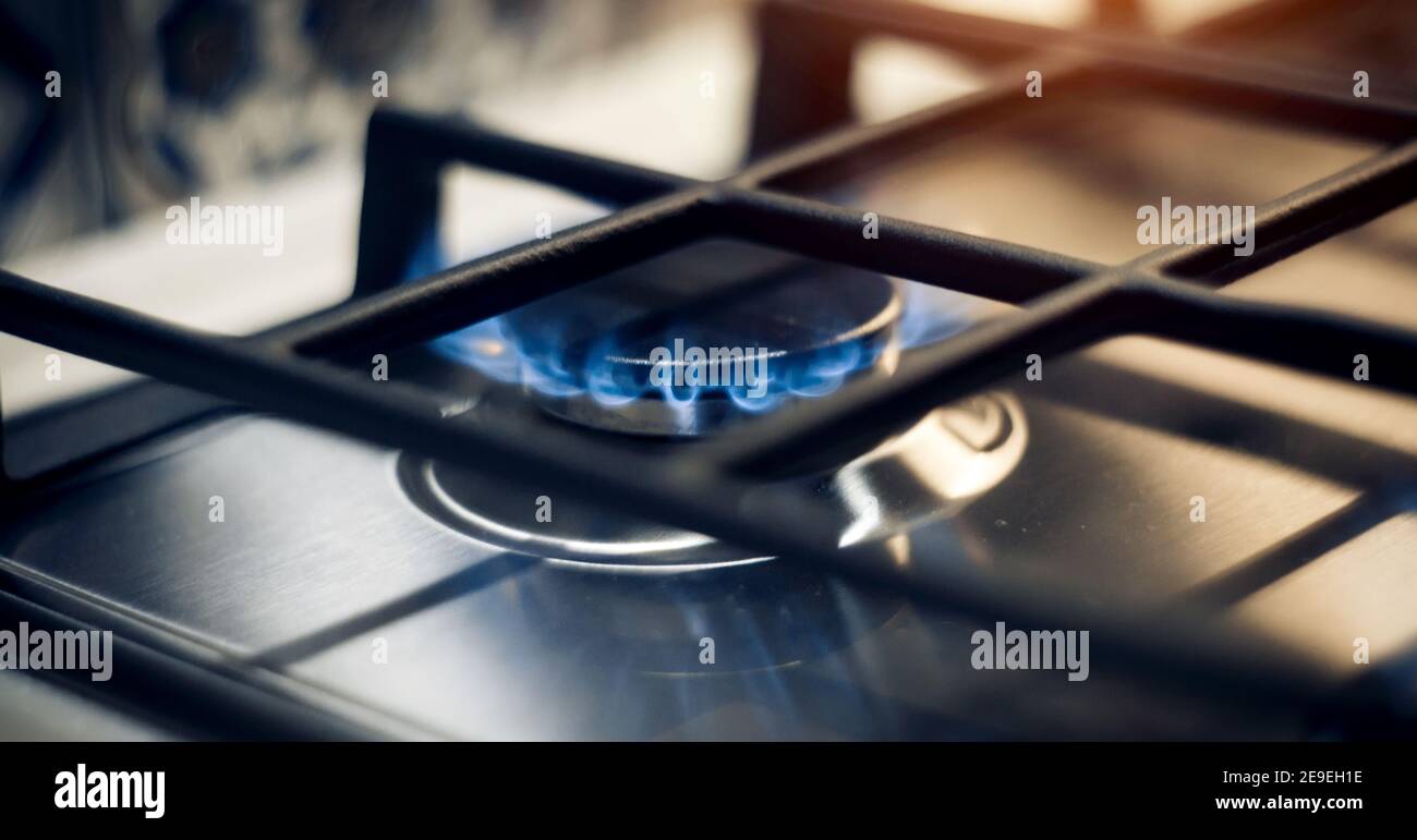 Cucina cucina moderna cucina a gas con fuoco a gas propano. Stufa a gas. Fiamme blu su bruciatore stufa a gas a casa. Foto Stock