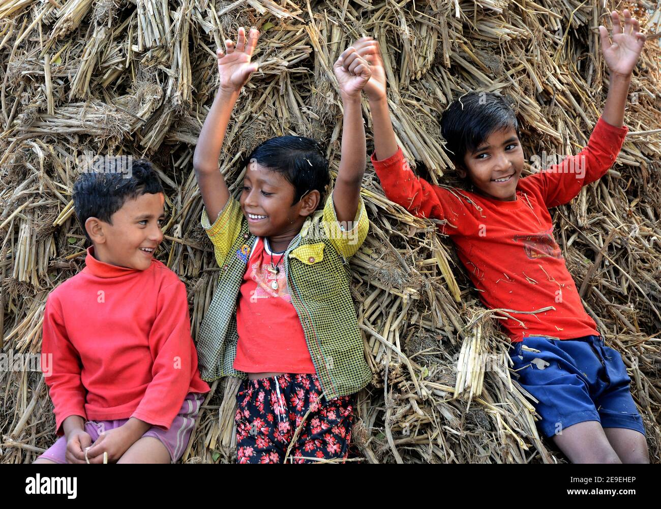 I bambini del villaggio remoto stanno godendo durante la pandemia di Covid-19 situazione in India. Foto Stock