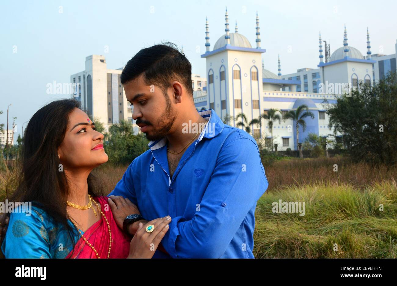 La giovane coppia sta divertendo il loro pre-matrimonio foto sparare nella città di Kolkata. Foto Stock