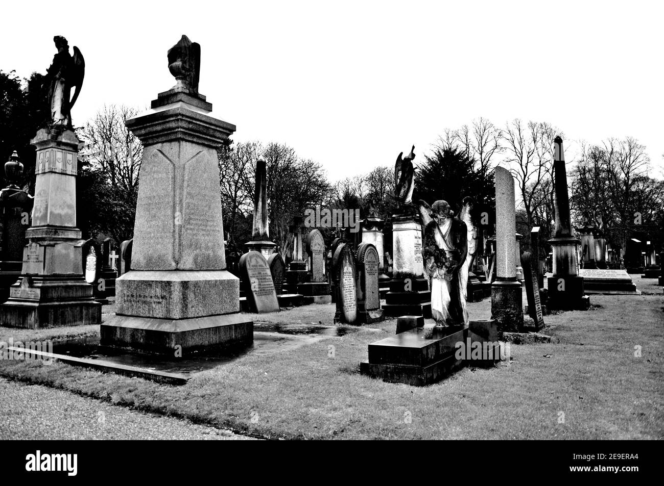 Tombe con monumenti sepolcrali nel Cimitero del Sud in nero e bianco Foto Stock