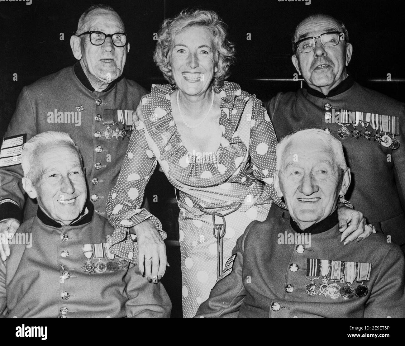 Vera Lynn con alcuni veterani di Chelsea Pensioners a Worthing ON Il loro viaggio annuale in taxi alla città di Sussex circa 1977 Foto Stock