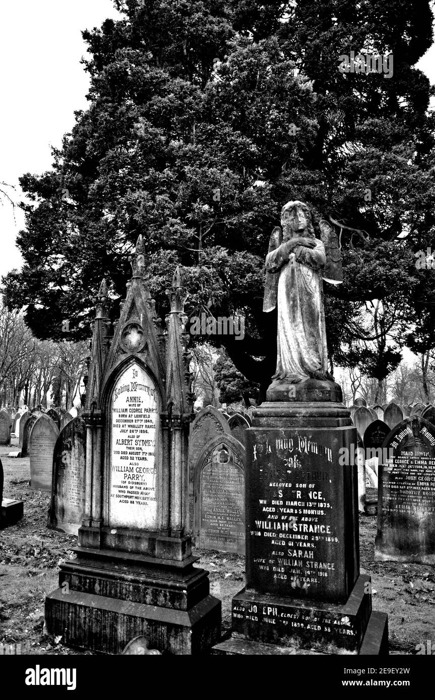 Tomba d'epoca nel Cimitero del Sud in bianco e nero Foto Stock