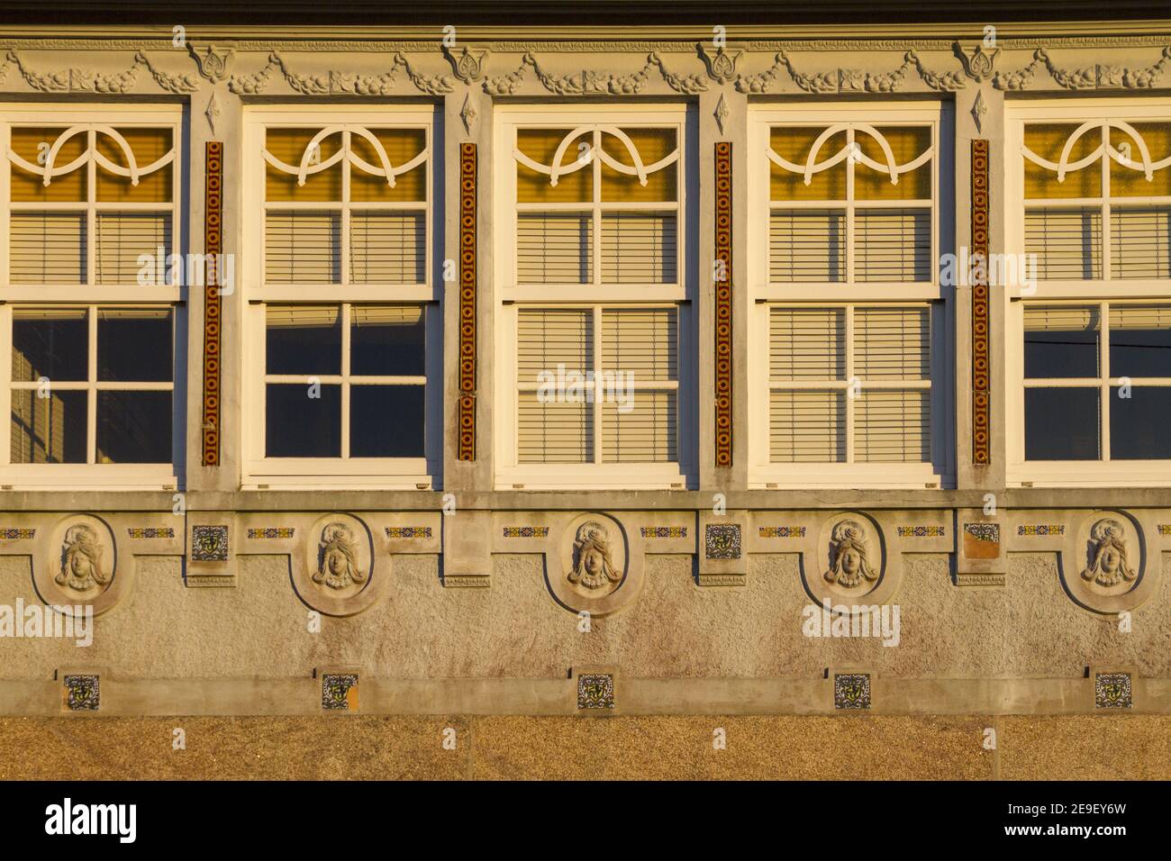 Vecchie finestre di un edificio d'epoca a Golden hou Foto Stock