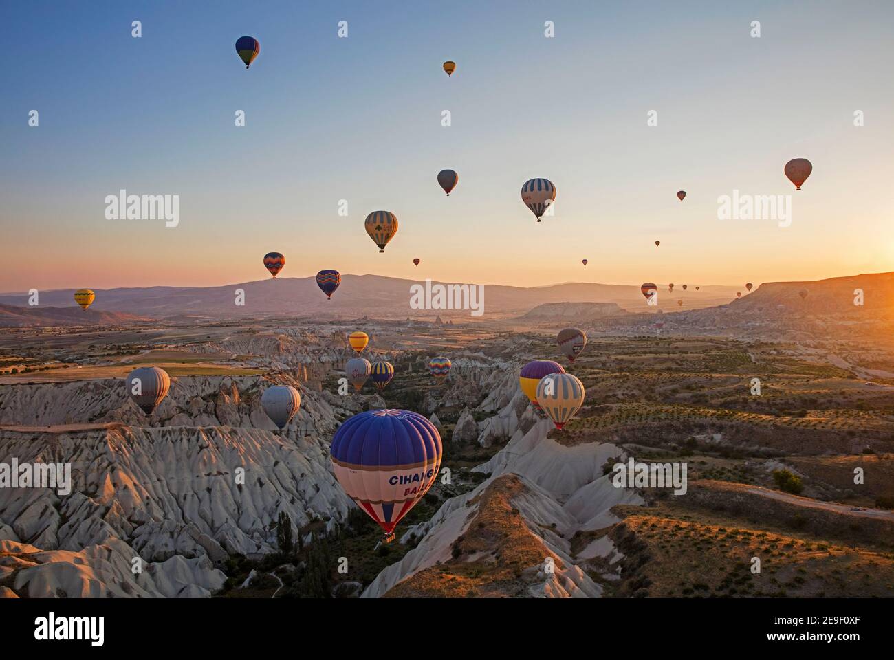 Mongolfiere che sorvolano la Cappadocia all'alba, nella provincia di Nevşehir, nell'Anatolia Centrale, Turchia Foto Stock