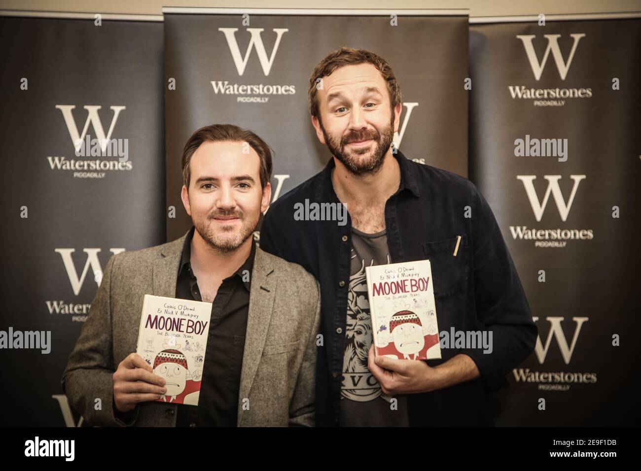 Chris o'Dowd (a destra) e Nick Murphy (a sinistra) posano per le foto A Waterstones a Piccadilly Londra prima di parlare del loro nuovo Libro scritto congiuntamente Mo Foto Stock