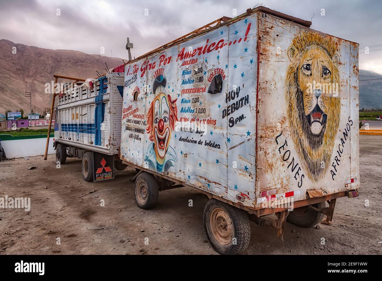 Ocona, Perù - 18 agosto 2010: Un camioncino vecchio stile circo dipinto a mano visto parcheggiato in una stazione di benzina sulla strada per Arequipa Foto Stock