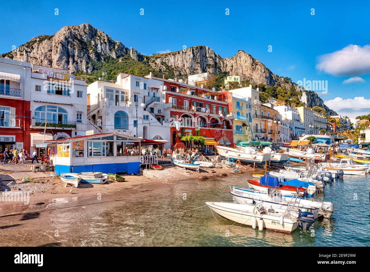 Capri, Italia - 17 settembre 2009: Vista sulla città di Marina Grande, il porto principale dell'isola di Capri, ai piedi del Monte Solaro Foto Stock