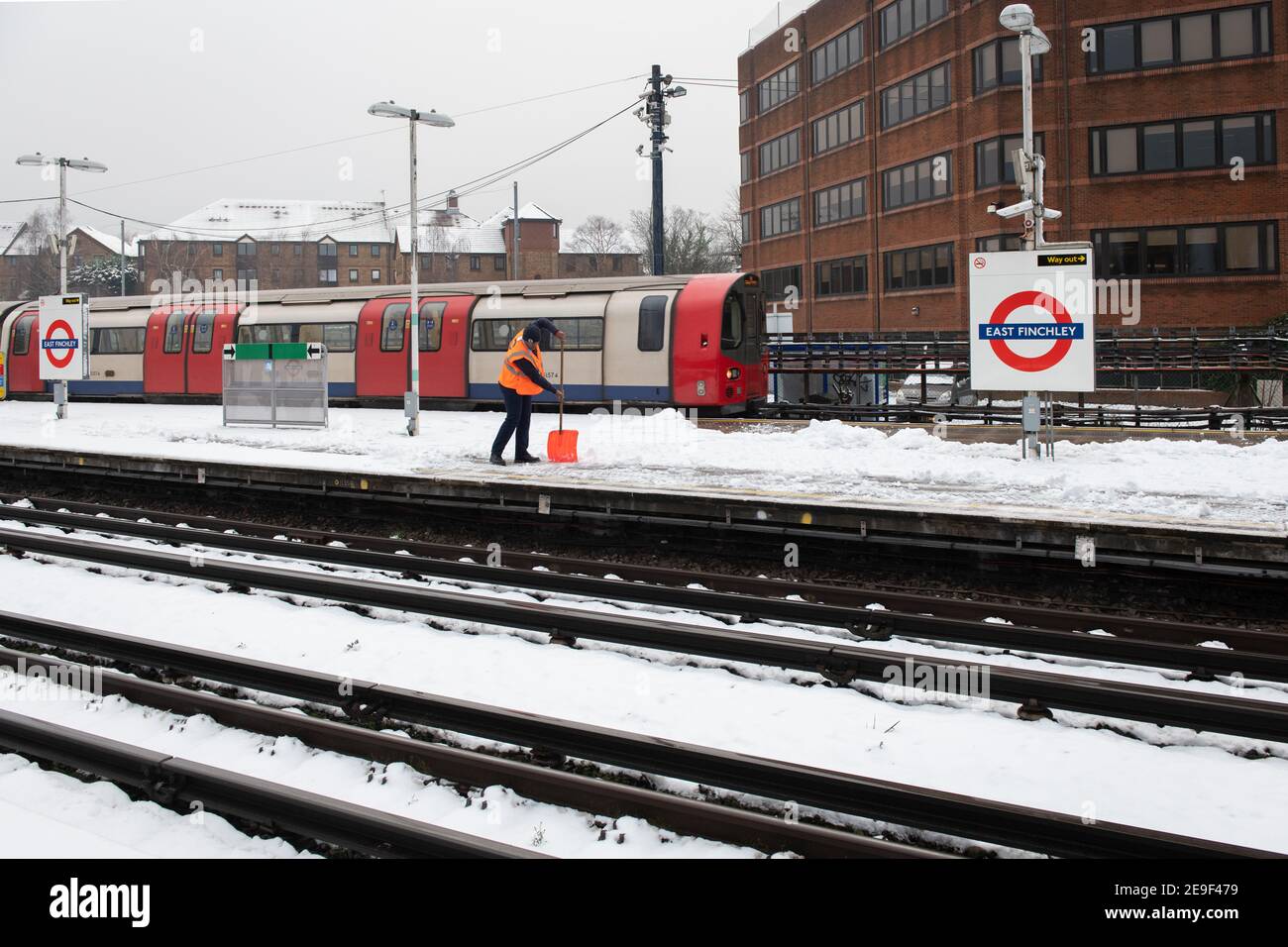 Londra neve. Stazione di East Finchley, Northern Line. 24 gennaio 2021. NB NESSUN MODULO DI CONSENSO PER LE PERSONE IN FOTO Foto Stock