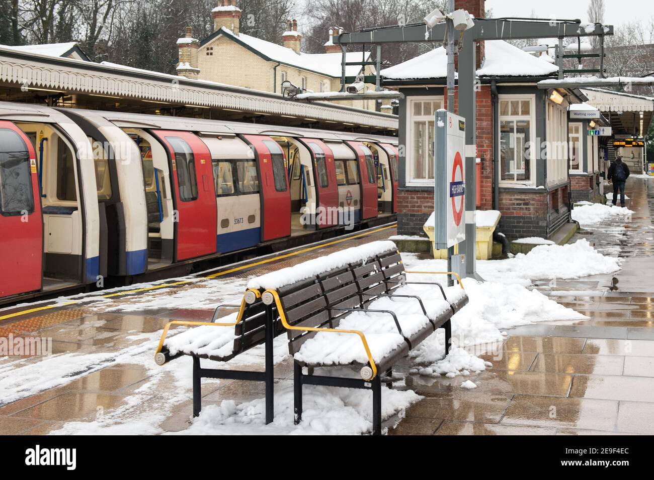 Londra neve. Stazione di High Barnett, Northern Line. 24 gennaio 2021. Foto Stock