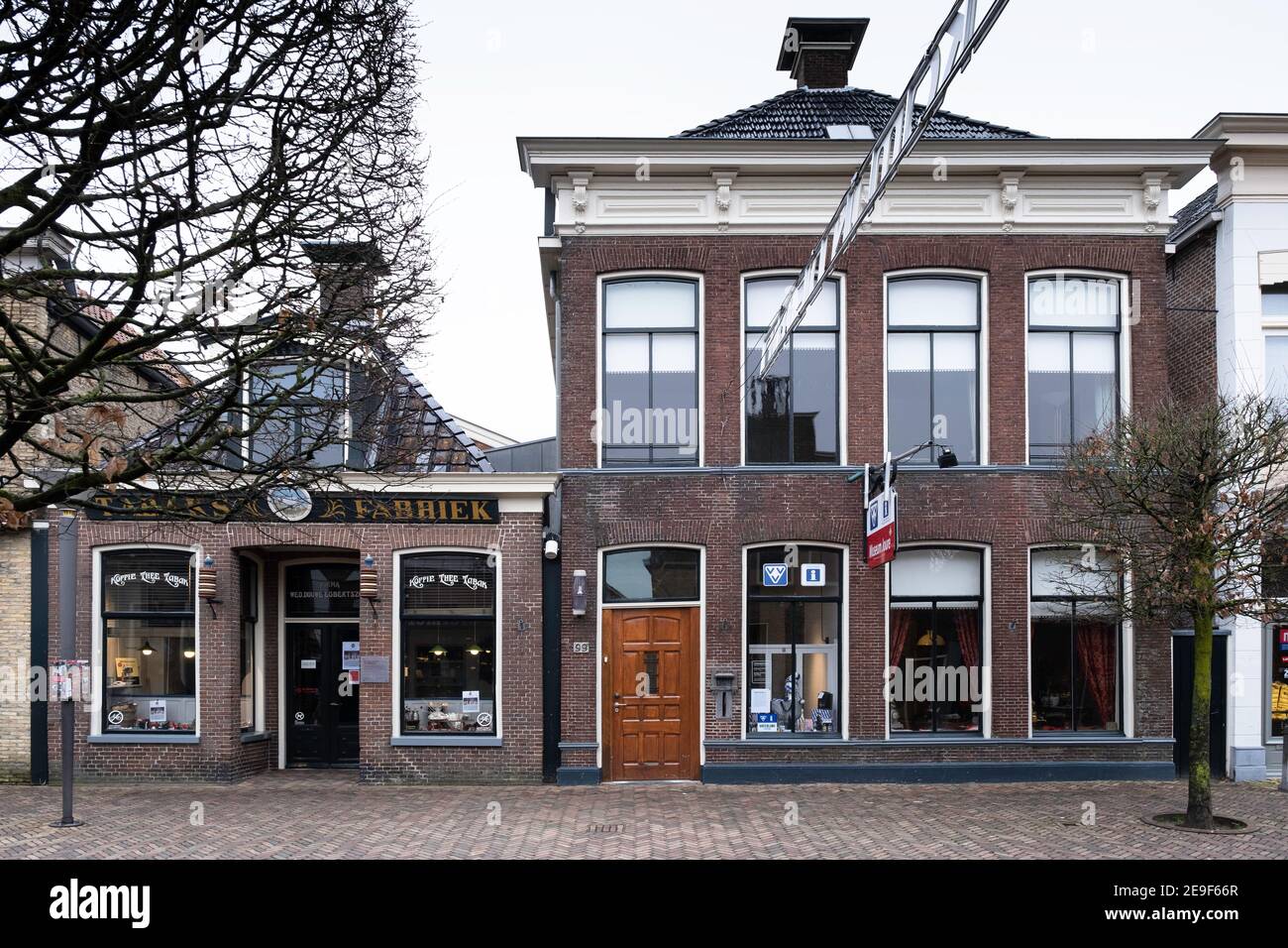 Negozio del museo 'De Witte OS', il più antico negozio Douwe Egberts con sulla destra il museo nella Midstraat a Joure, Paesi Bassi Foto Stock