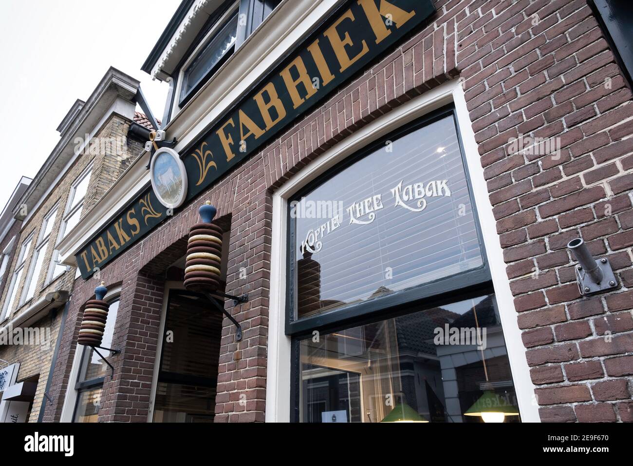 Negozio del museo 'De Witte OS', il più antico negozio Douwe Egberts con sulla destra il museo nella Midstraat a Joure, Paesi Bassi Foto Stock