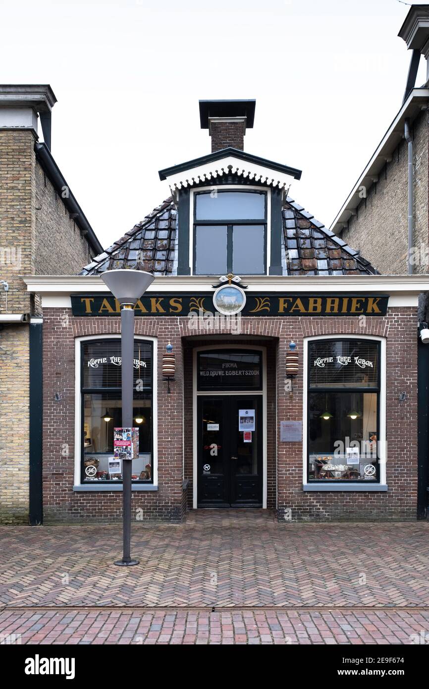 Negozio del museo 'De Witte OS', il più antico negozio Douwe Egberts con sulla destra il museo nella Midstraat a Joure, Paesi Bassi Foto Stock