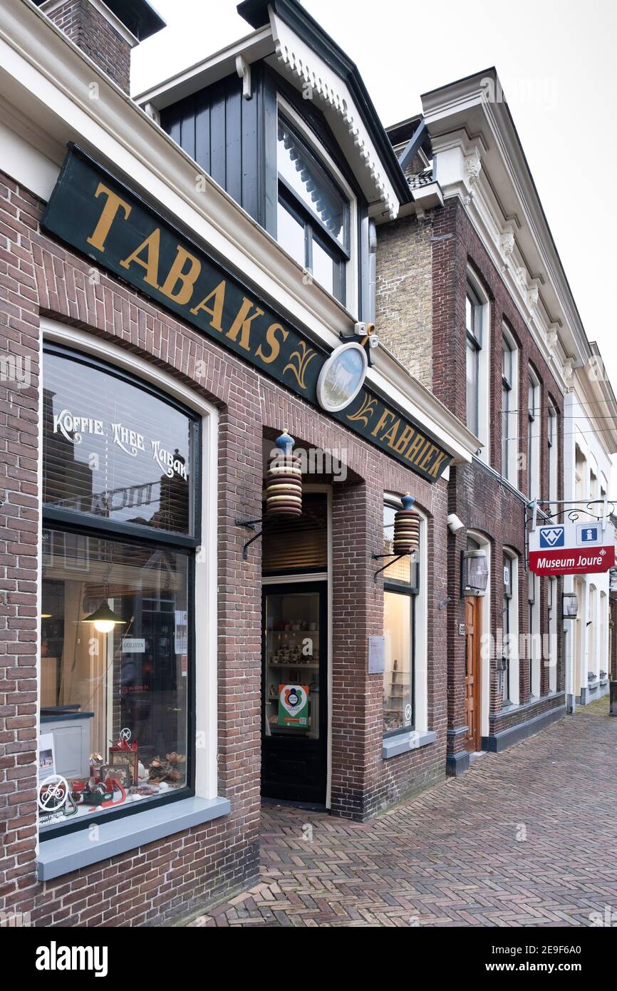 Negozio del museo 'De Witte OS', il più antico negozio Douwe Egberts con sulla destra il museo nella Midstraat a Joure, Paesi Bassi Foto Stock