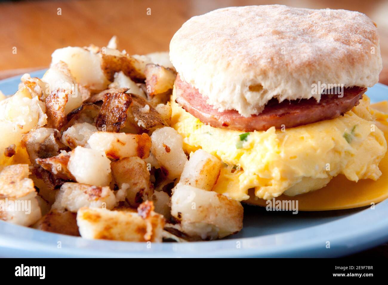 uova abbondanti, salsicce, sandwich di formaggio su un panino di latticello fatto in casa Foto Stock