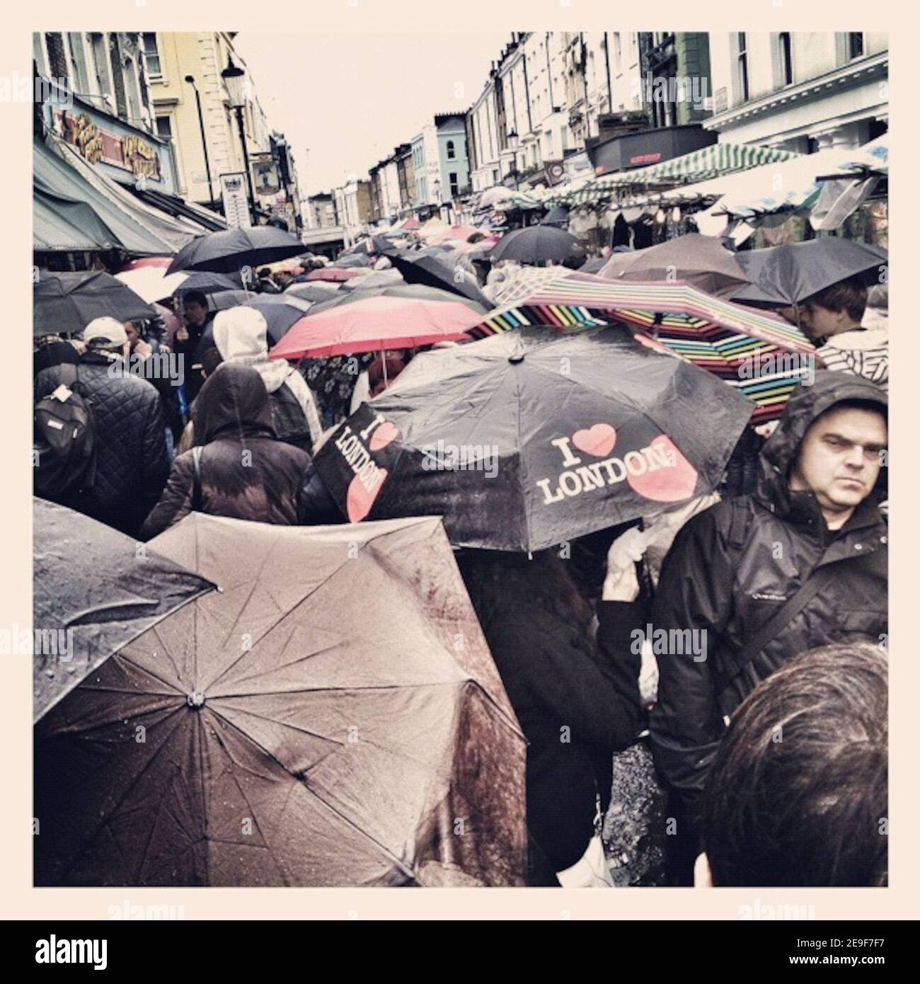 Una giornata piovosa al mercato di Portobello (parte di una serie di immagini acquisite ed elaborate su IPhone) Foto Stock