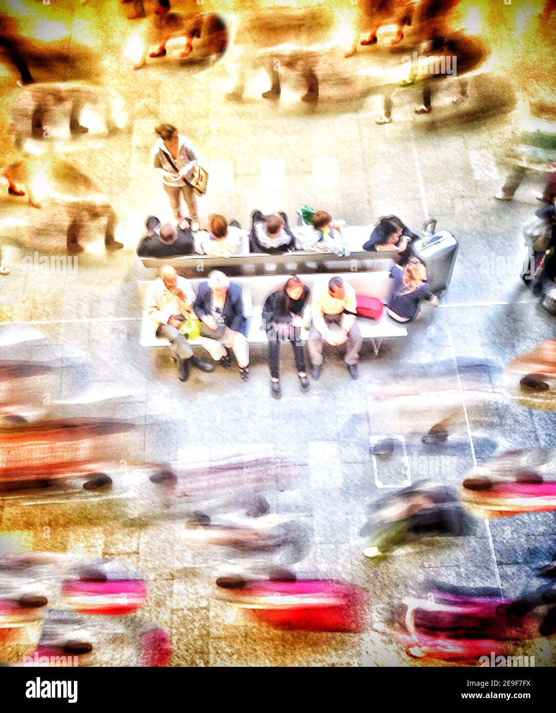 Viaggiatori in attesa di treni alla stazione St Pancras di Londra (parte di una serie di immagini acquisite ed elaborate su IPhone) Foto Stock