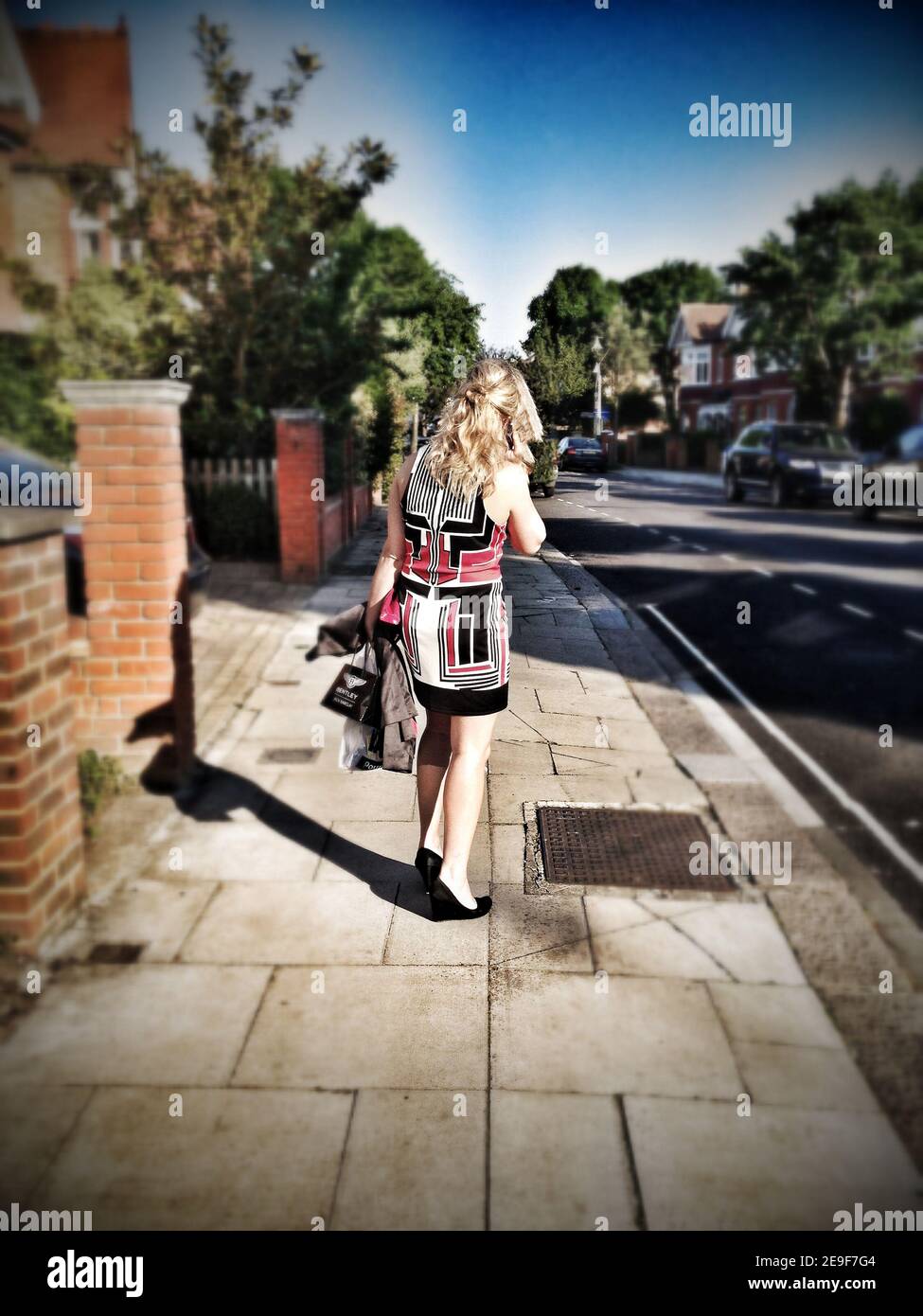 Una donna su una strada di periferia di Londra prima di uscire (parte di una serie di immagini acquisite ed elaborate su IPhone) Foto Stock