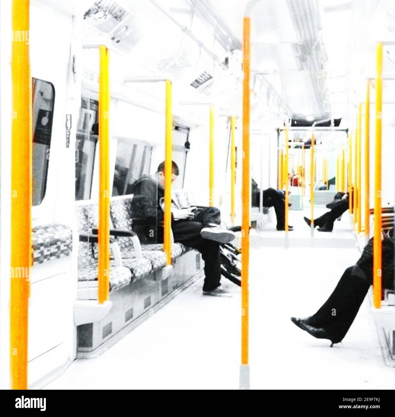 Pendolari su un treno London Overground vicino Acton (da una serie di immagini acquisite ed elaborate con IPhone) Foto Stock