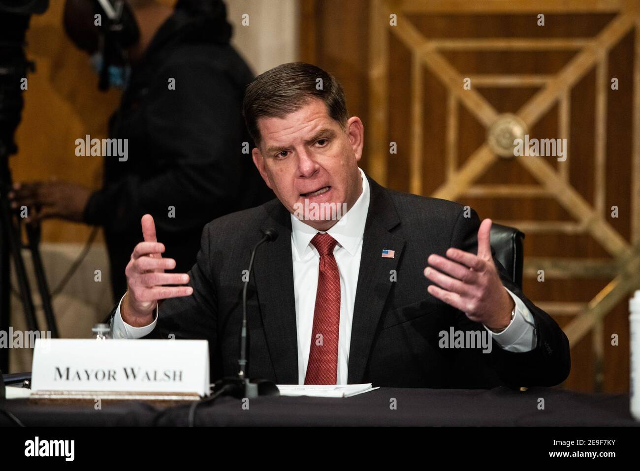 Marty Walsh testimonia dinanzi al Comitato per la Salute, l'Educazione, il lavoro e le pensioni del Senato sulla sua nomina a prossimo segretario del lavoro, nel Dirksen Senate Office Building a Capitol Hill a Washington, DC il 4 febbraio 2021. Foto in piscina di Graeme Jennings/UPI Foto Stock