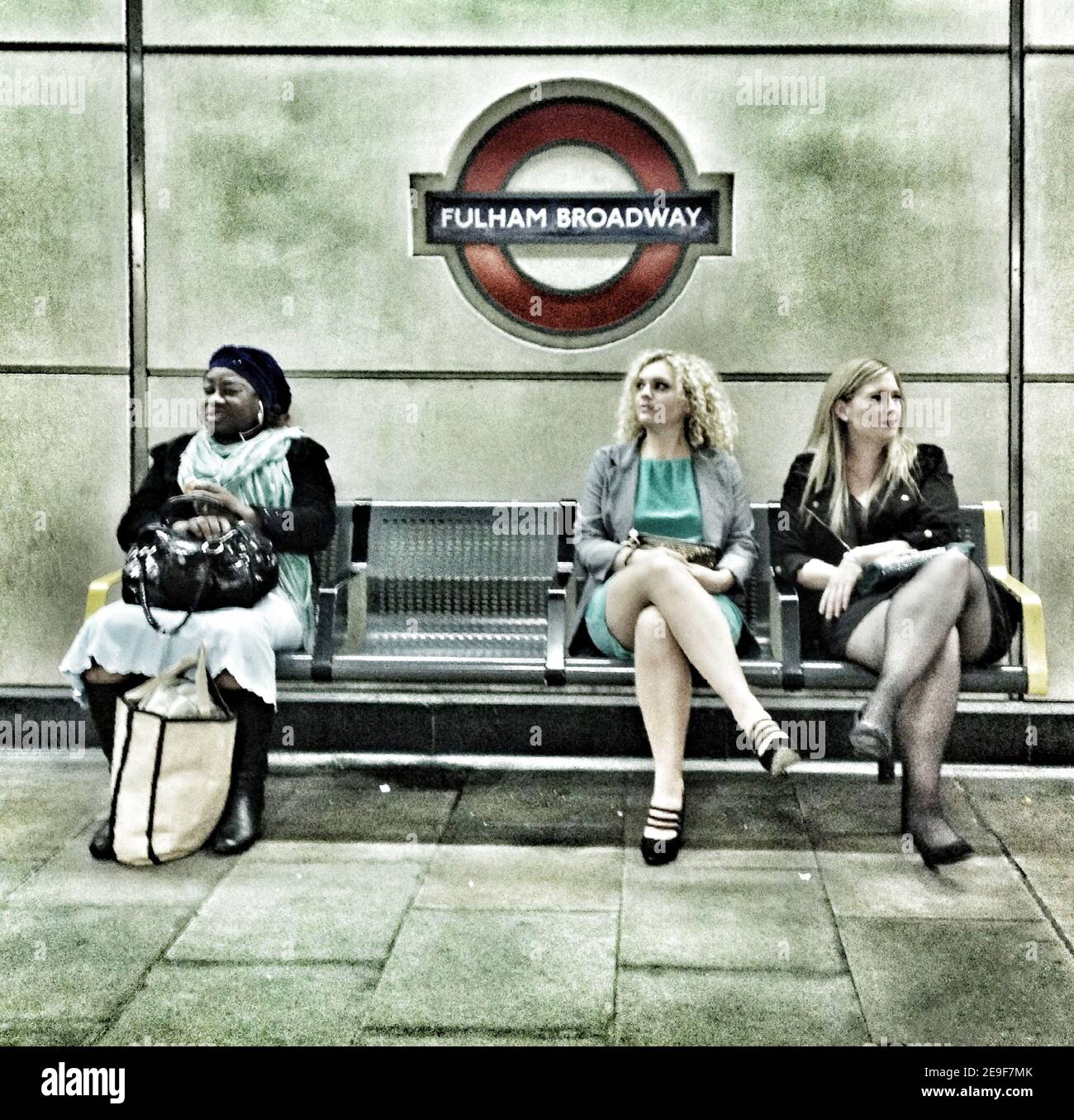 I pendolari aspettano un treno alla stazione di Fulham Broadway (da a Insieme di immagini acquisite ed elaborate con iPhone) Foto Stock