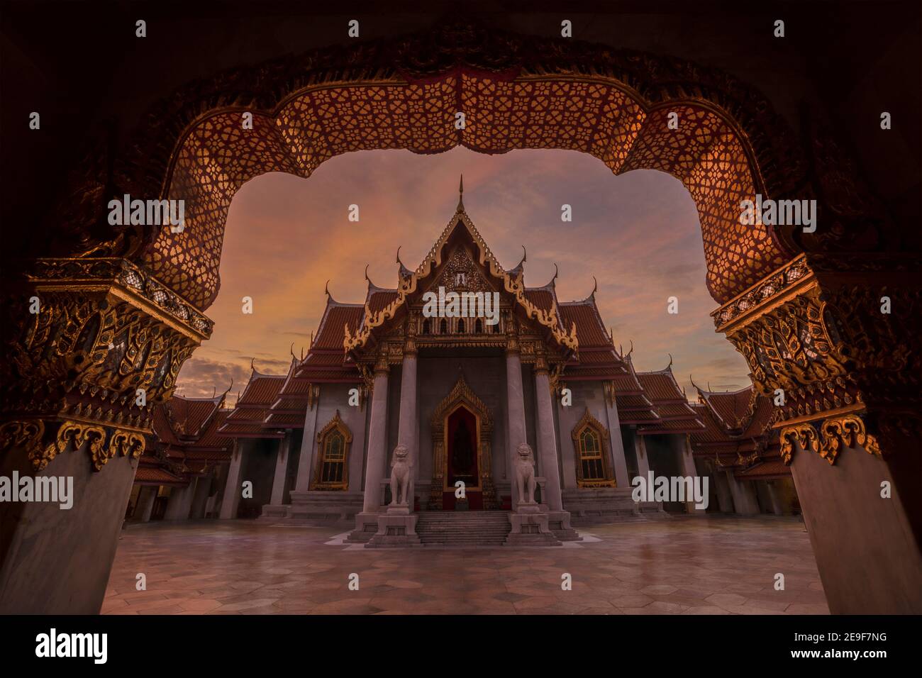 Thai tempio in marmo (Wat Benchamabophit) durante il crepuscolo Foto Stock