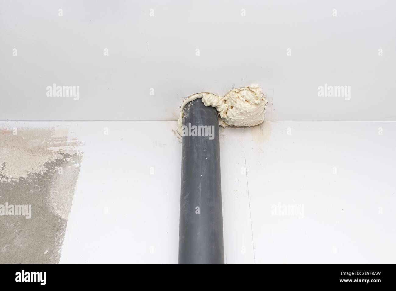 Il tubo di aerazione della fogna passa attraverso il soffitto del bagno. Foto Stock