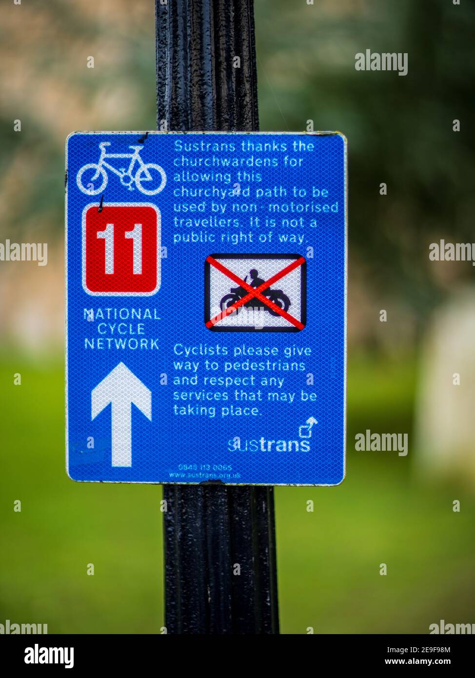National Cycle Network Route 11 segno in un cantiere a Cambridgeshire. Foto Stock