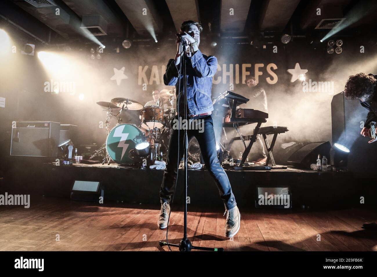 Ricky Wilson dei Kaiser Chiefs si esibisce dal vivo sul palco alla Scala di Londra. Foto Stock