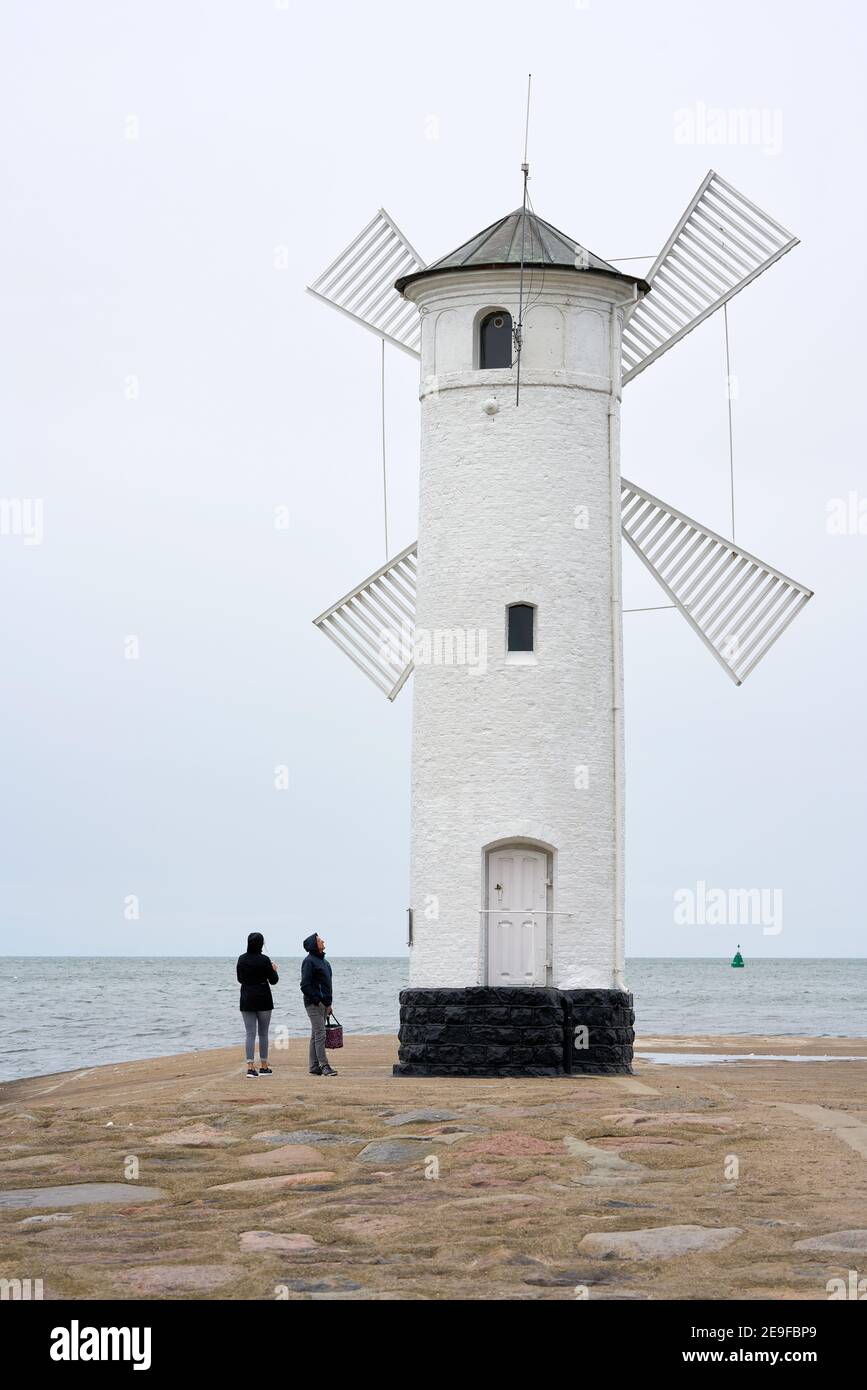 Faro di mulino, il punto di riferimento della città di Swinoujscie sulla costa baltica polacca Foto Stock