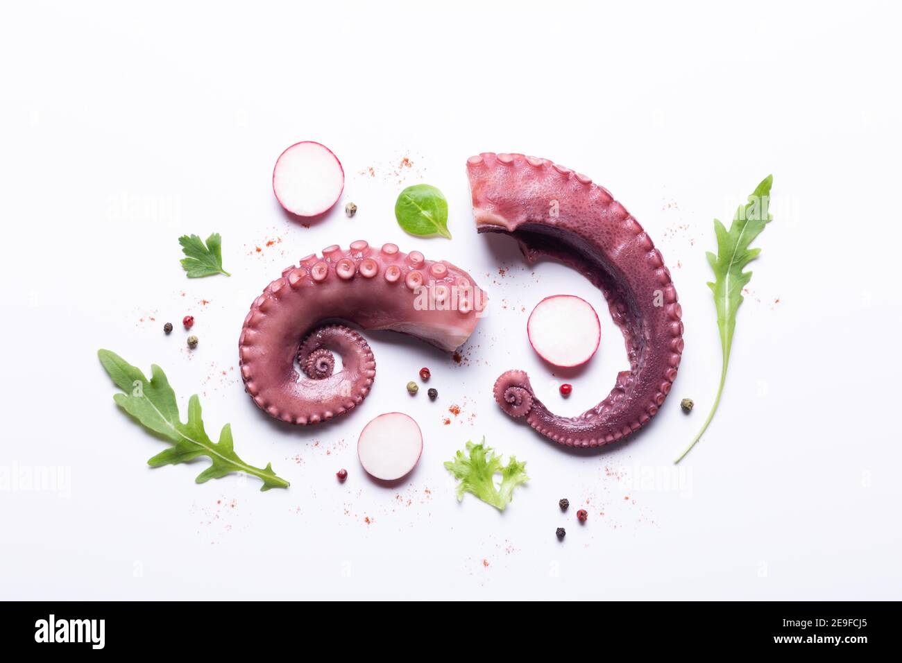 tentacoli di polpo stufato con verdure isolate su sfondo bianco. Vista dall'alto. Foto Stock