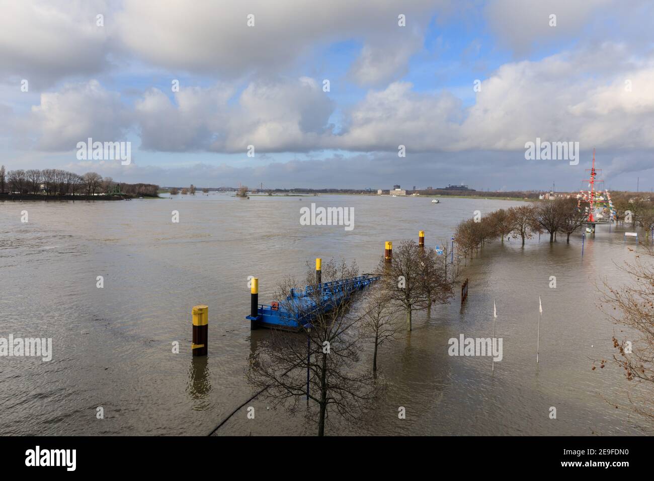 Duisburg, NRW, Germania. 04Feb 2021. I livelli d'acqua sul Reno sono saliti a 9.25 metri a Ruhrort, vicino al porto di Duisburg. La situazione delle alluvioni Nord Reno-Westfalia è rimasta tesa giovedì, con il livello delle acque previsto per aumentare ulteriormente lungo il fiume Reno Duisburg, nonché Düsseldorf, Wesel e Colonia, dove le navi non possono più operare. Credit: Imageplotter/Alamy Live News Foto Stock