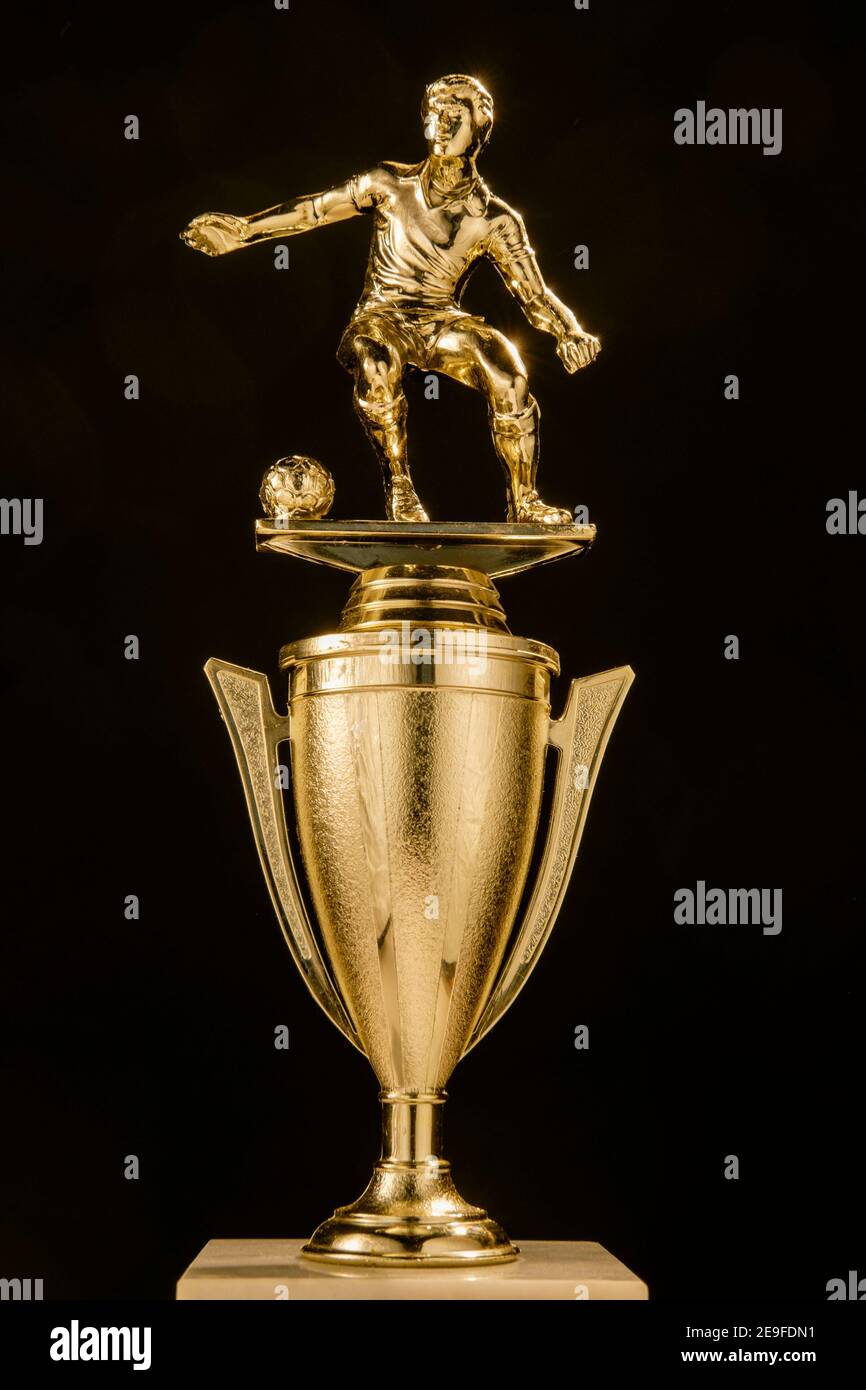 Trofeo di calcio che mostra la figura del giocatore montato sulla coppa Foto Stock