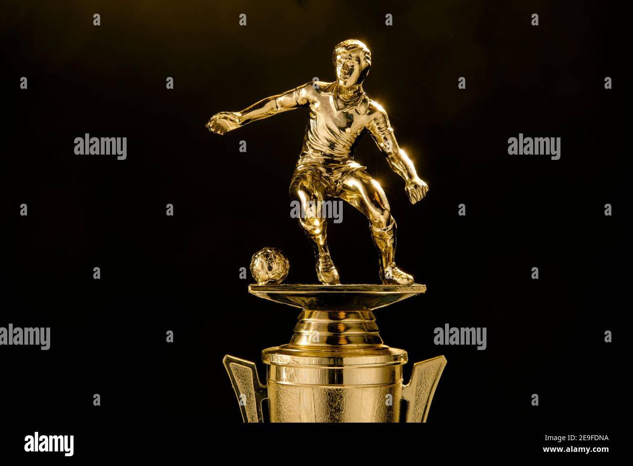 Trofeo di calcio che mostra la figura del giocatore montato sulla coppa Foto Stock