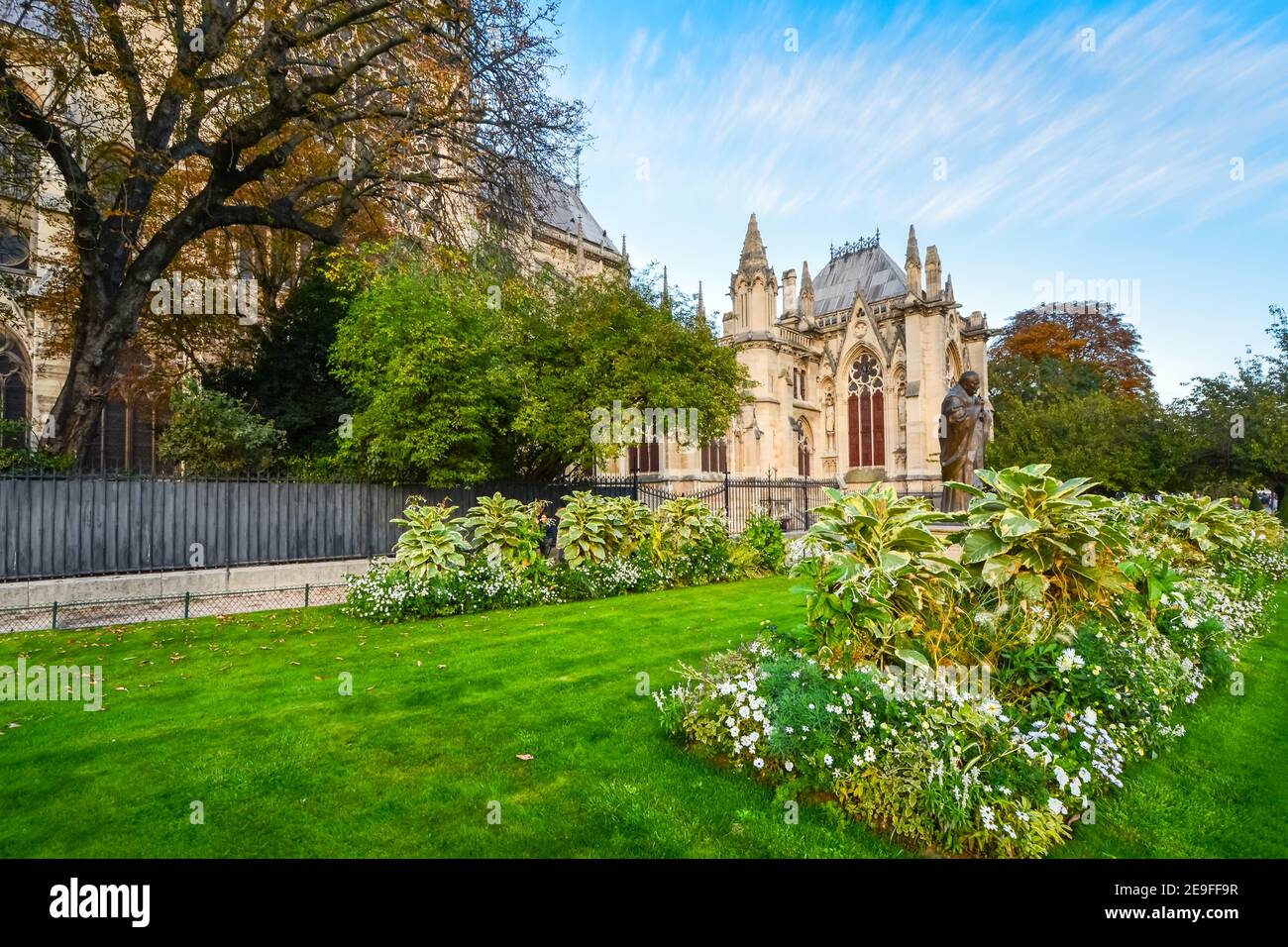 Il giardino accanto alla Cattedrale di Notre Dame sull'Ile de la Cite a Parigi Francia vicino alla statua di bronzo di Papa Giovanni Paolo II all'inizio dell'autunno. Foto Stock