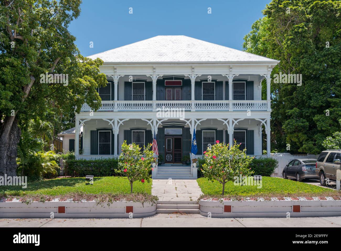 Bella vecchia casa di legno in stile coloniale spagnolo con un portico. Distretto di legno di Key West, Florida. Foto Stock