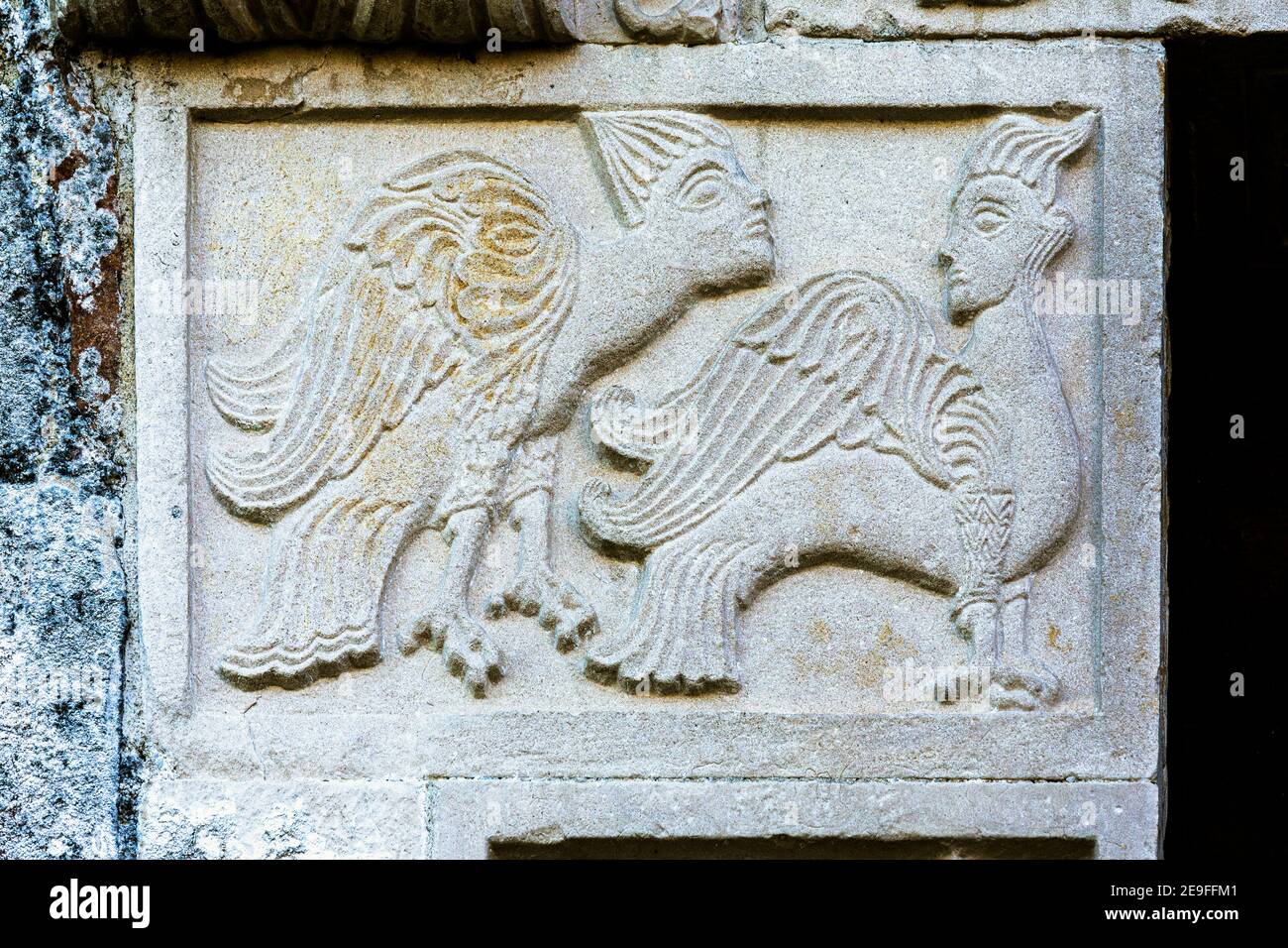 Decorazioni con fantastici animali del portale di San Giovanni Insulam in Isola del Gran Sasso. Parco Nazionale del Gran Sasso e Monti della Laga Foto Stock