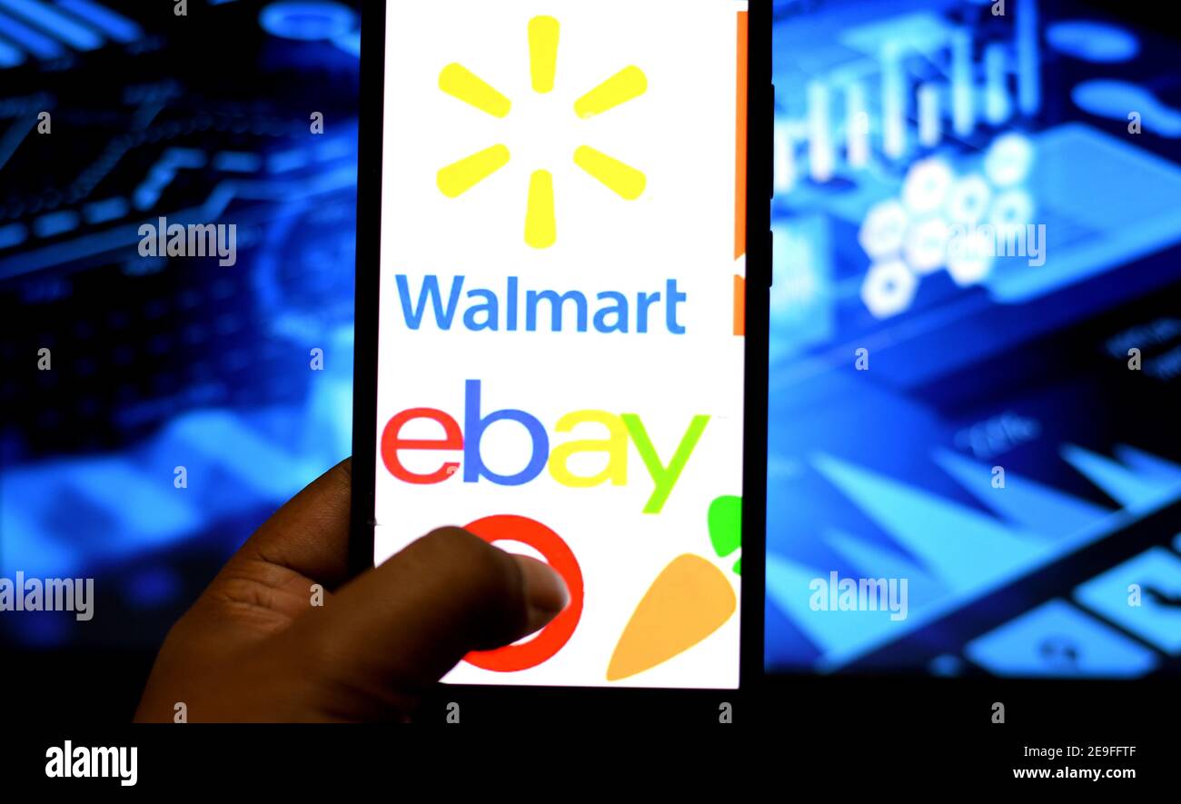In questa illustrazione viene visualizzato sullo smartphone un logo Wallmart e Ebay. Foto Stock