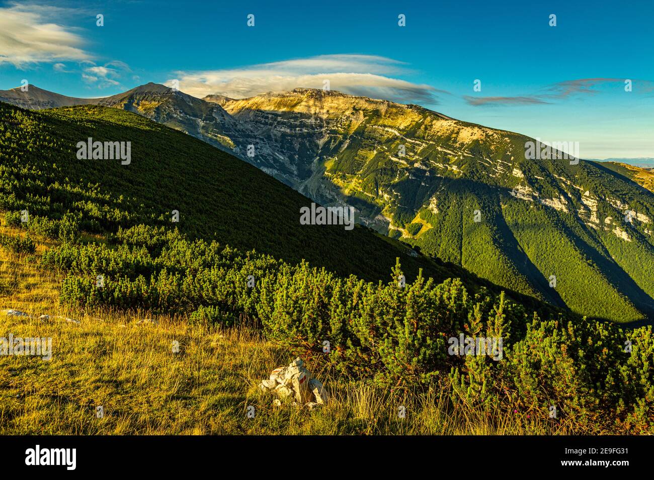 La catena montuosa della Maiella, le cime del Pesco Falcone, l'Antecima Ovest del Monte Acquaviva e il Monte Acquaviva. Parco Nazionale della Maiella. Foto Stock