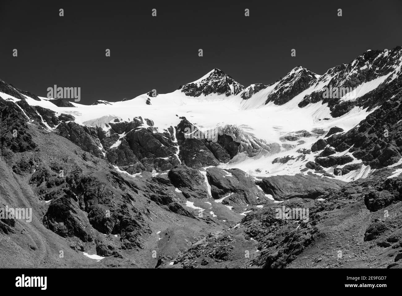 Passo Gavia, provincia di Sondrio, Lombardia, Italia: Paesaggio lungo il passo montano in estate: ghiacciaio. Bianco e nero Foto Stock