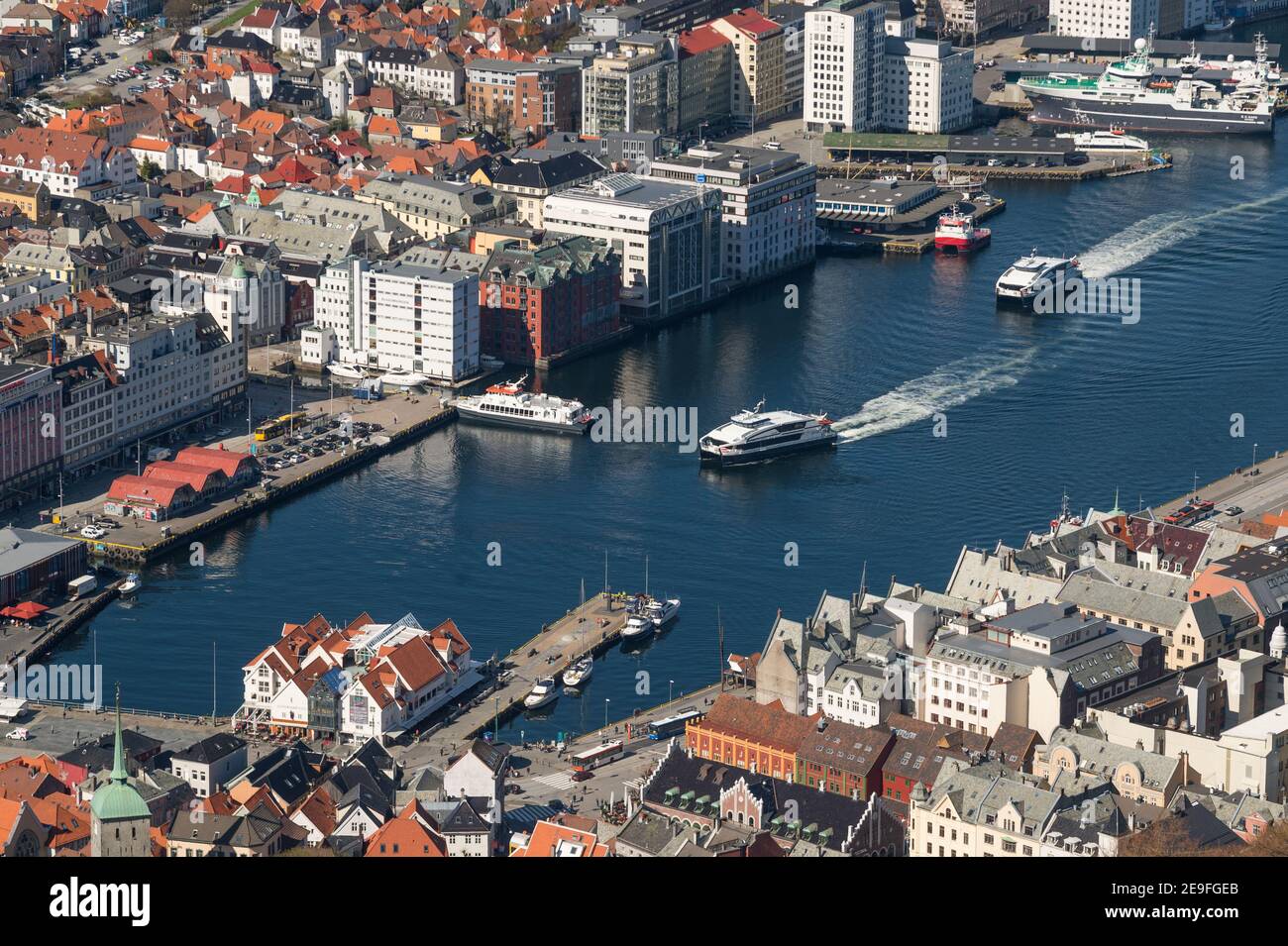 La vista di Bergen e Vågen dal Monte Fløyen, Norvegia. Foto Stock