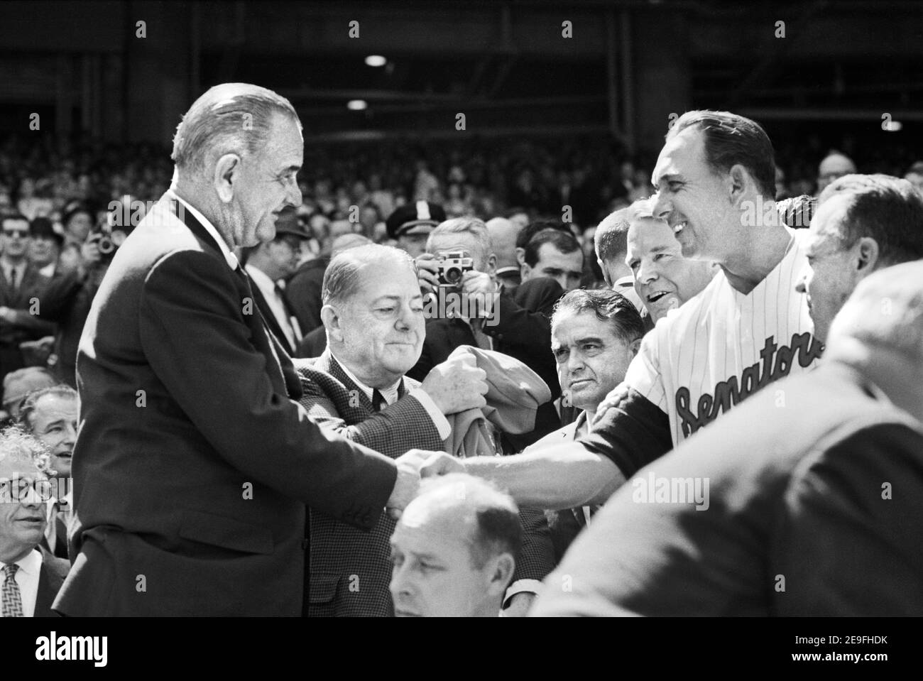Il presidente americano Lyndon Johnson stringe le mani con il direttore dei senatori di Washington Gil Hodges durante il giorno di apertura Game, Washington, D.C., USA, Warren K. Leffler, Marion S. Triosko, 12 aprile 1965 Foto Stock