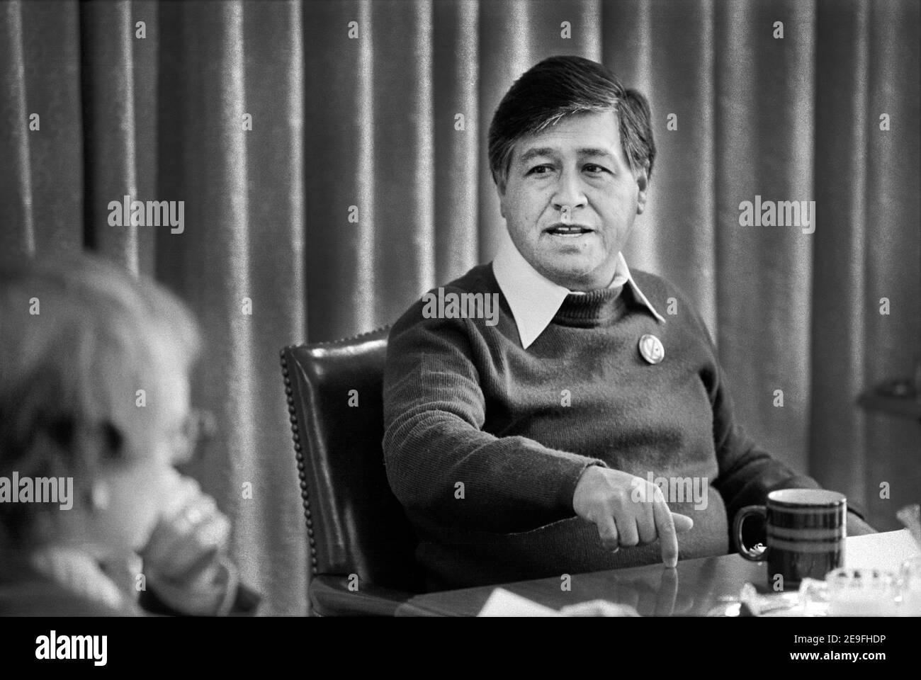 Cesar Chavez (1927-1993), leader del lavoro e attivista per i diritti civili, Ritratto a mezza lunghezza seduto durante l'intervista, Washington, D.C., USA, Marion S. Trikosko, 20 aprile 1979 Foto Stock