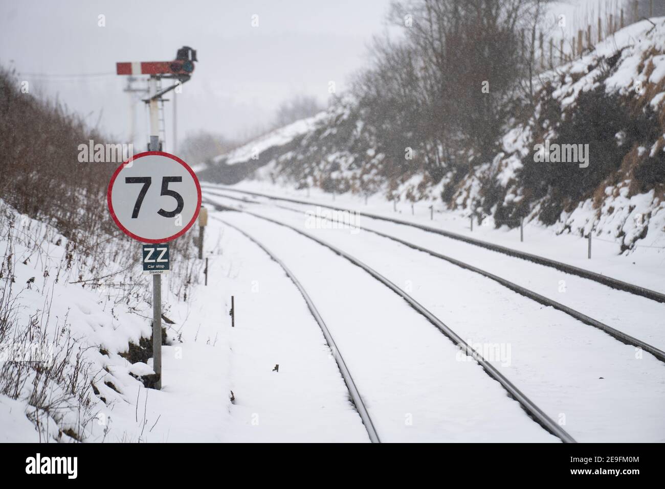 Dalwhinnie, Scozia, Regno Unito. 4 febbraio 2021. Vista della stazione Scotrail a Dalwhinnie nelle Highlands scozzesi. La neve pesante tra Carrbridge e Blair Atholl significa che la linea è chiusa almeno fino alle 17.00 di oggi . I servizi sulla rotta da Edimburgo a Inverness sono gravemente interrompiti . Iain Masterton/Alamy Live News Foto Stock