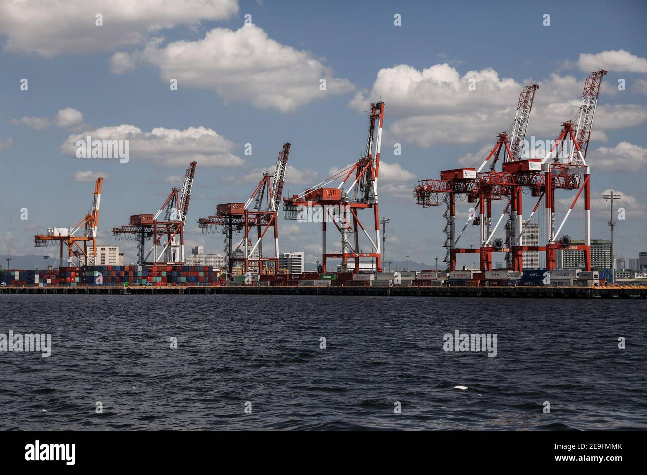 Le gru sono visibili dal porto. L’economia filippina è precipitata in recessione nel suo secondo trimestre, mentre il paese si affonda con l’aumento delle infezioni da coronavirus. Manila, Filippine. Foto Stock