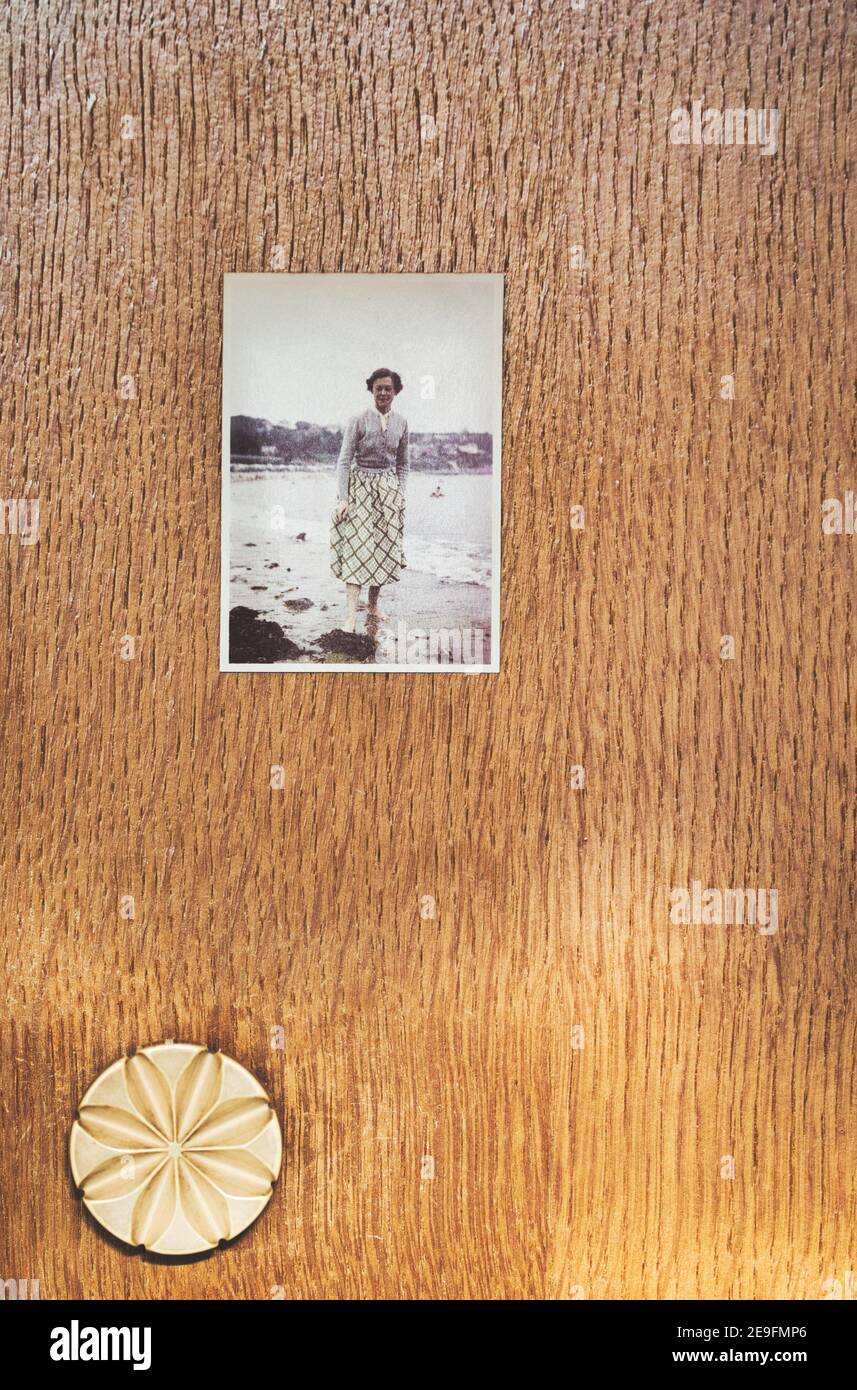 Direttamente sopra di 1950's fotografia di giovane donna in gonna e cardigan paddle sulla spiaggia. Concetto di spensieratezza, libertà, nostalgia Foto Stock