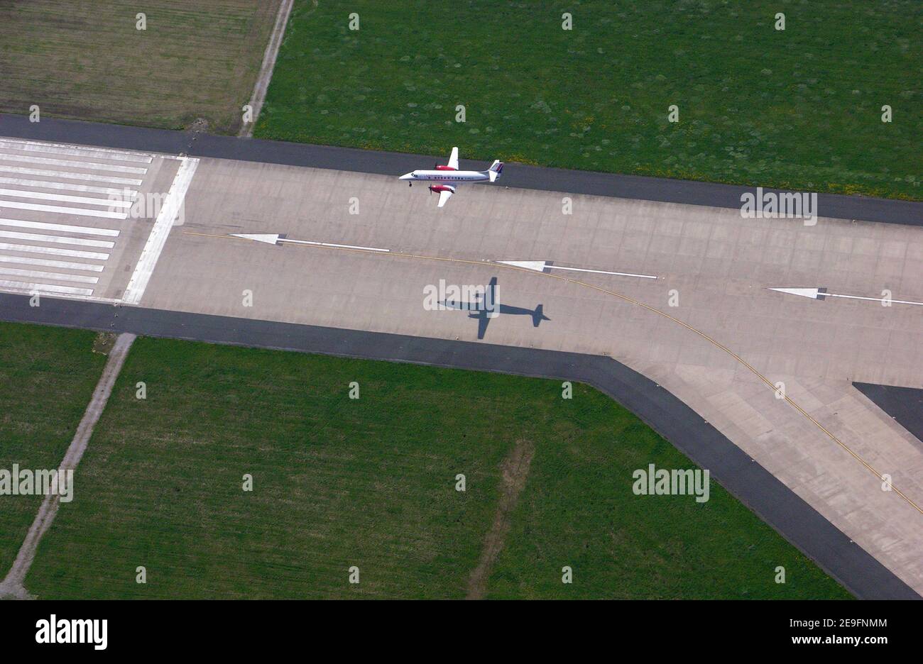 Vista aerea di un aereo a due motori che atterra a Leeds Aeroporto di Bradford Foto Stock